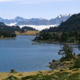 Paysage de montagne avec des sommets en fond