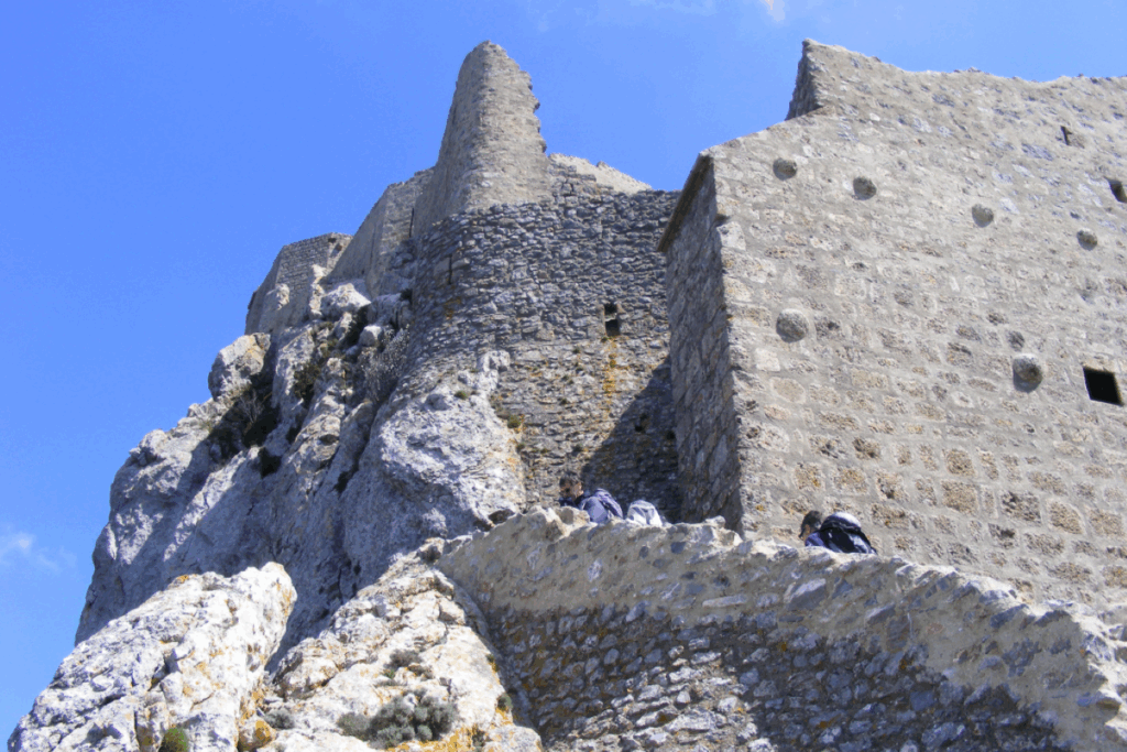 Prise de vue en contrebas des restes d'un fort cathare dans l'Aude