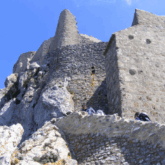 Prise de vue en contrebas des restes d'un fort cathare dans l'Aude