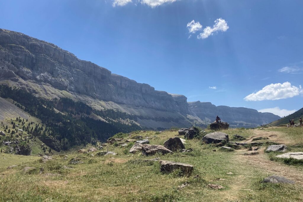 Paysage avec au premier plan une pleine éclairée par le temps estival