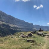 Paysage avec au premier plan une pleine éclairée par le temps estival