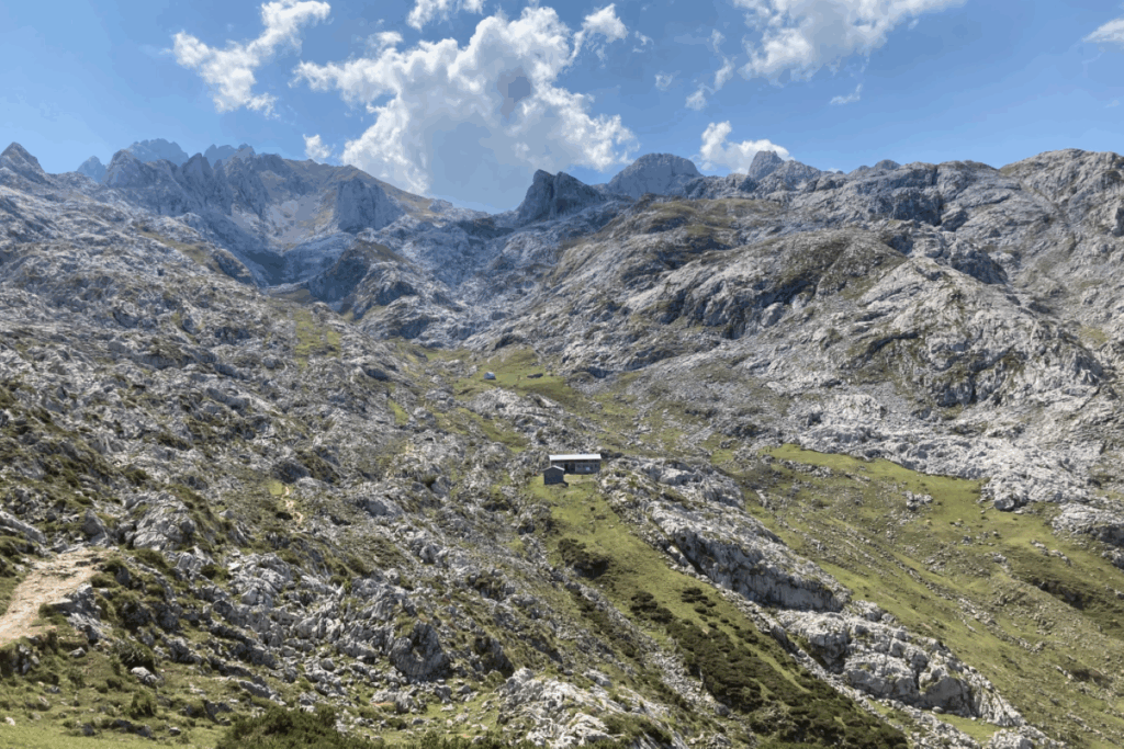 Paysage rocailleux en été et montagneux