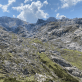 Paysage rocailleux en été et montagneux