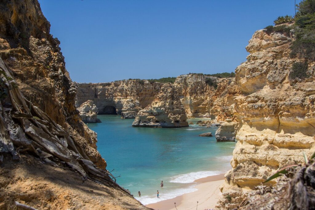 Paysage de bord de mer, au Portugal, encadré de falaises aux couleurs ocres