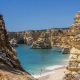 Paysage de bord de mer, au Portugal, encadré de falaises aux couleurs ocres