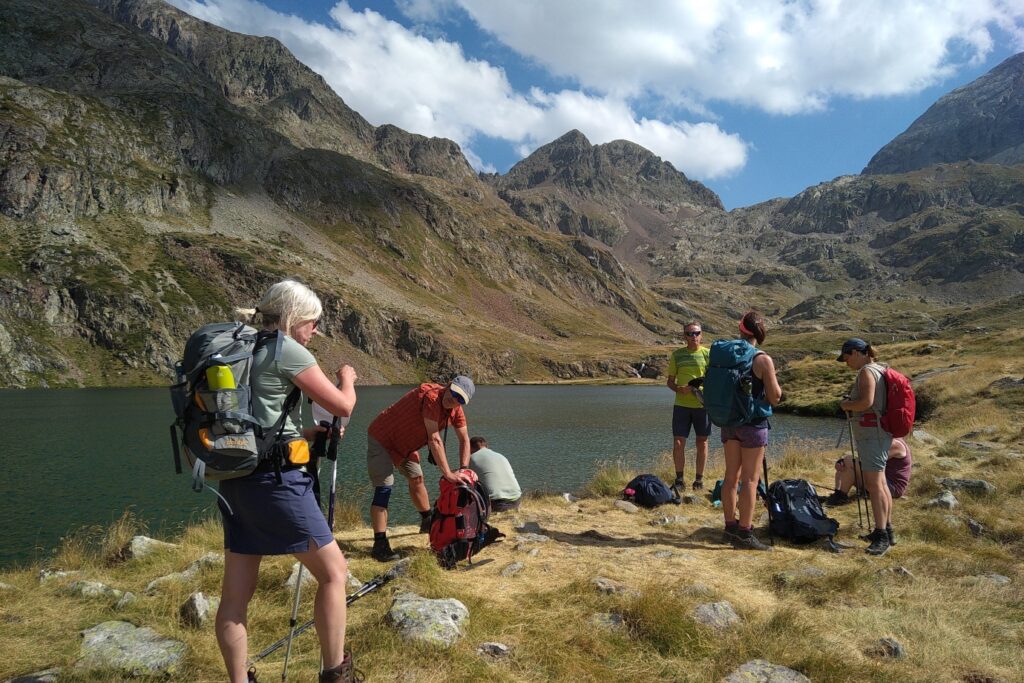 Groupe de randonneurs en famille près d'un lac