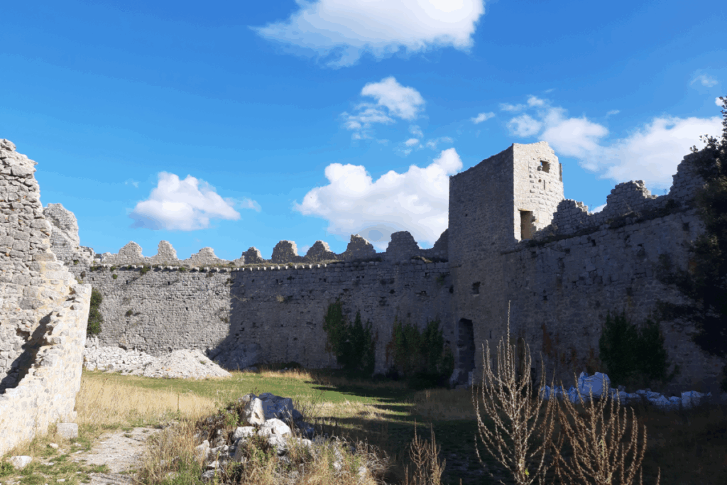paysage de l'Aude du pays cathare, avec un château cathare