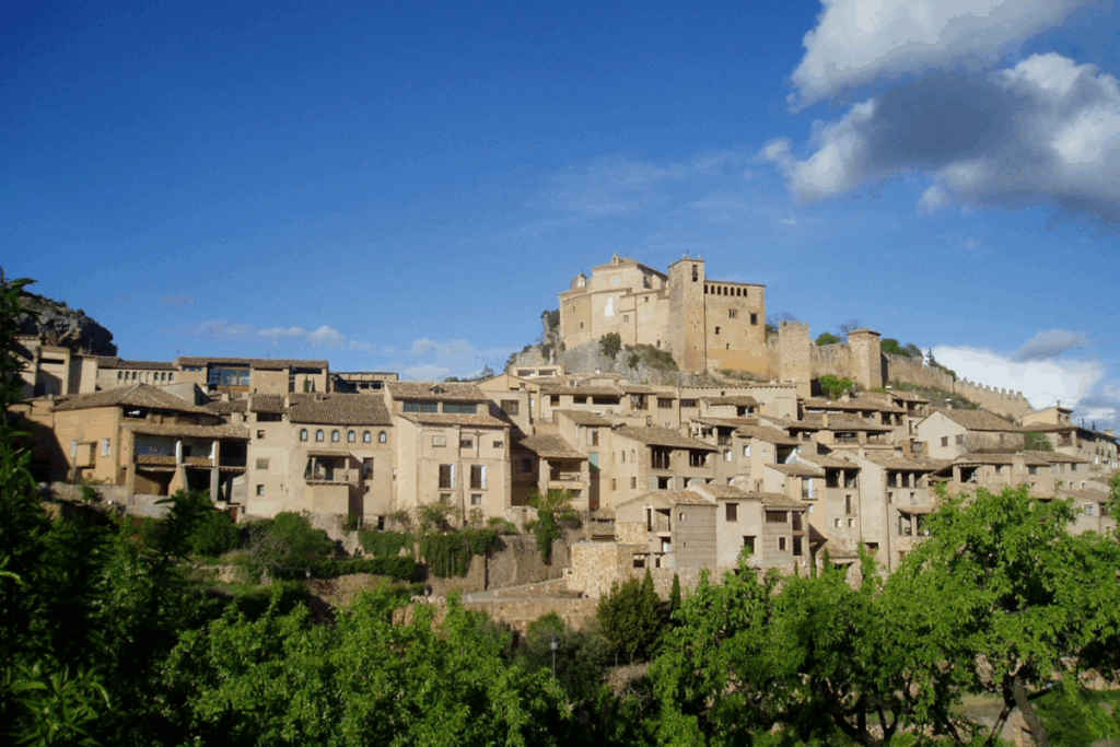 Paysage d'un village de Sierra des Guara avec en contrebas des arbres verdoyants.