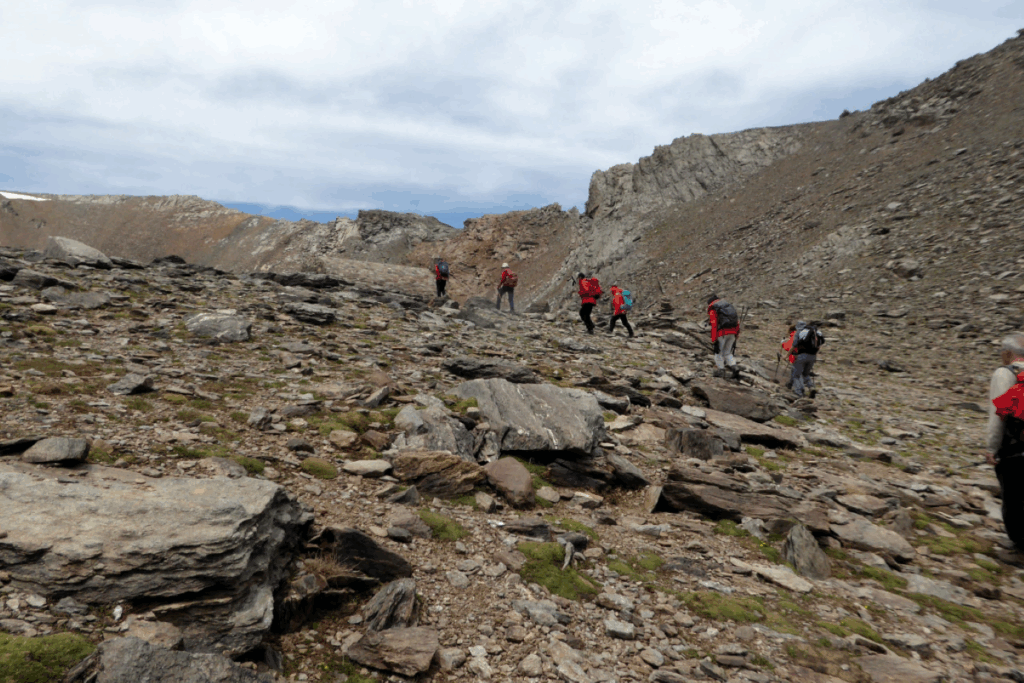 Groupe de randonneurs en montagne sur les chemins de randonnée du parc naturel de la sierra Nevada