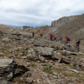 Groupe de randonneurs en montagne sur les chemins de randonnée du parc naturel de la sierra Nevada