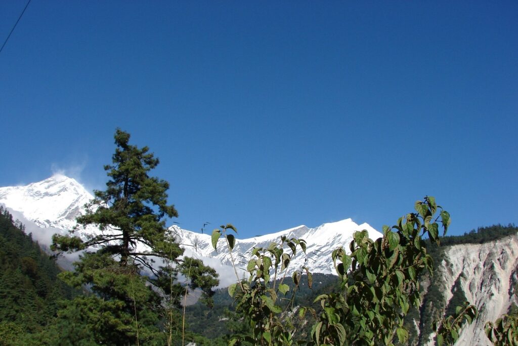 Paysage au Nepas observé lors d'un séjour sur le balcon des Annapurna en itinérance avec un guide