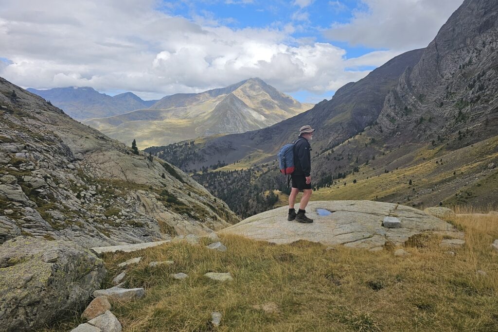 Randonneur face à la vue des montagnes lors d'un trek du tour des Posets en séjour accompagné d'un guide