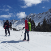 randonneurs en raquette avec un paysage de montagne enneigé en Andorre