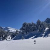 Paysage blanc de neige en montagne, en hiver lors de randonnées en raquettes accompagnées d'un guide.