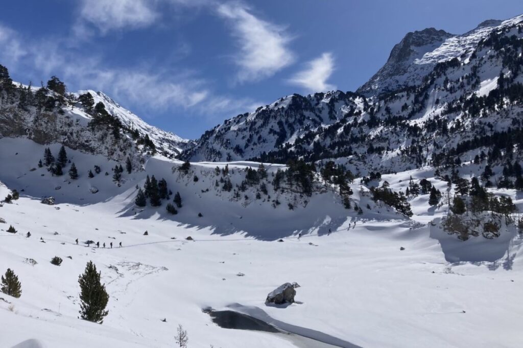 Paysage de montagne l'hiver couvert de neige observé lors d'un circuit accompagné par un guide.
