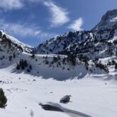 Paysage de montagne l'hiver couvert de neige observé lors d'un circuit accompagné par un guide.