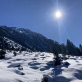 paysage lumineux des Pyrénées en hiver sous un manteau de neige