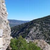 Paysage de l'Aude en été avec des montagnes et des vallons