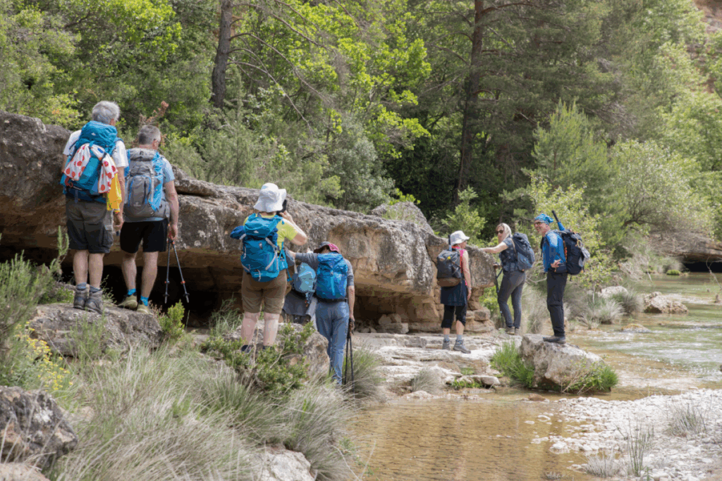 Groupe de randonneurs avec leur guide dans un canyon pour faire une randonnée