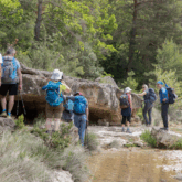 Groupe de randonneurs avec leur guide dans un canyon pour faire une randonnée