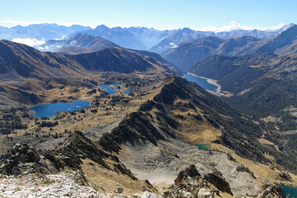 Paysage montagnard estival lors du tour du Néouvielle, découverte des lacs en liberté, sommets et crêtes des montagnes et des lacs au loin