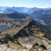 Paysage montagnard estival lors du tour du Néouvielle, découverte des lacs en liberté, sommets et crêtes des montagnes et des lacs au loin