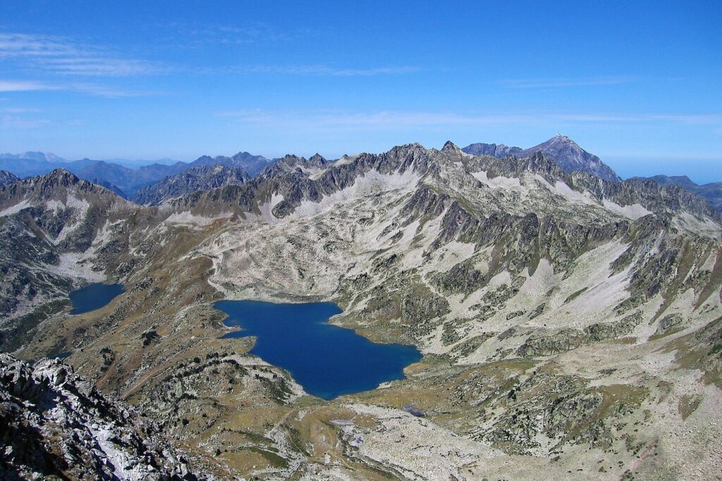 Paysage de montagne avec un lac en contrebas de sommets