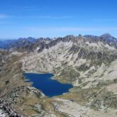 Paysage de montagne avec un lac en contrebas de sommets