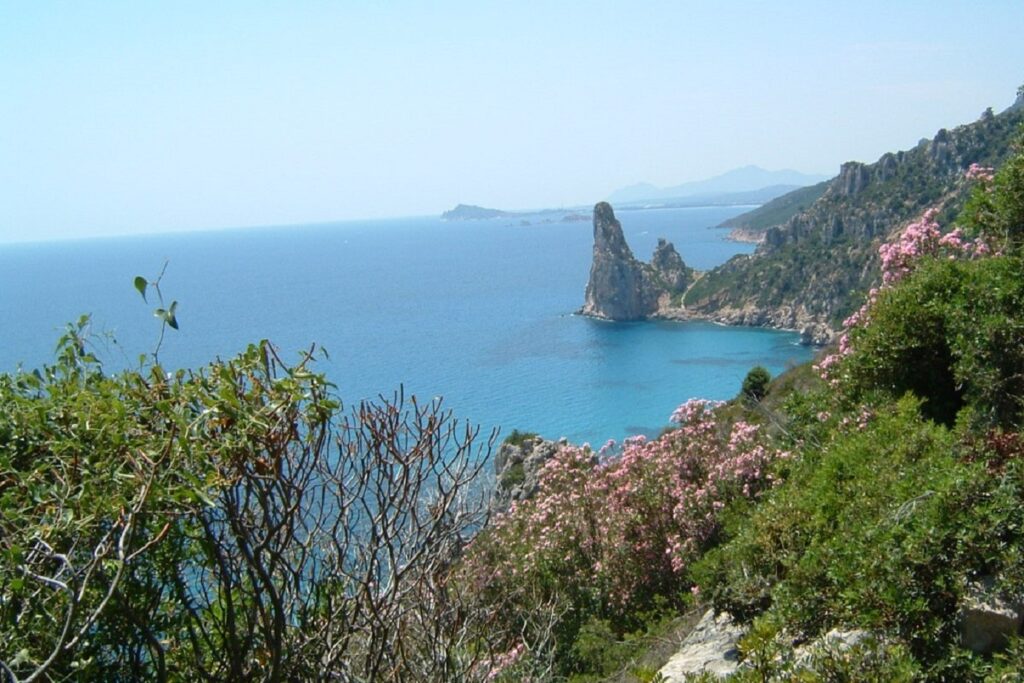 Paysage d'une baie en Sardaigne avec une eau aux couleurs turquoises