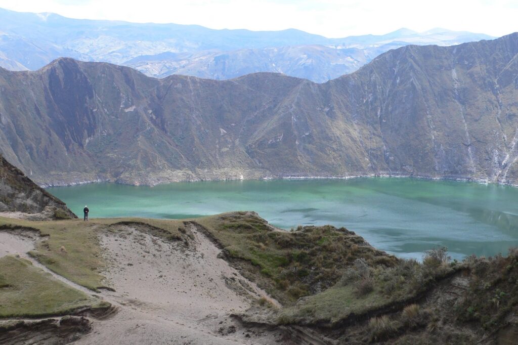 Paysage en Eqauteur avec des sommets et une étendue d'eau turquoise entre les deux