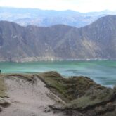 Paysage en Eqauteur avec des sommets et une étendue d'eau turquoise entre les deux