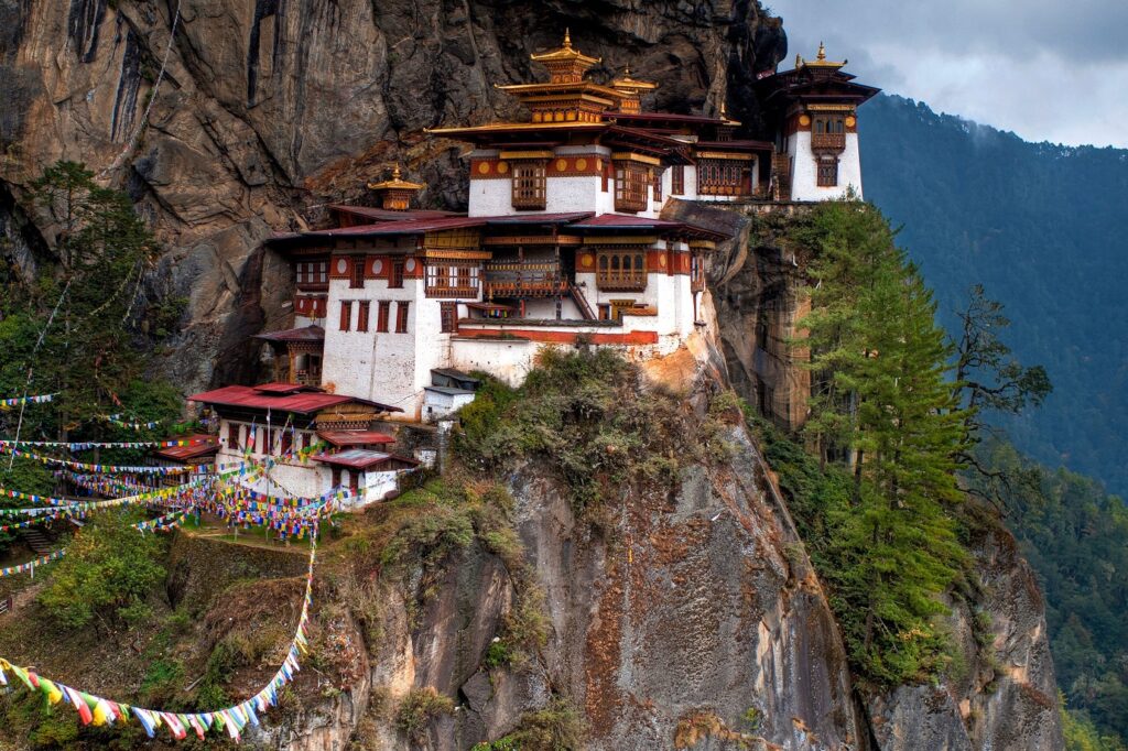 Paysage du Bhoutan avec un temple perché sur les hauteurs d'une montagne