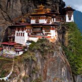 Paysage du Bhoutan avec un temple perché sur les hauteurs d'une montagne