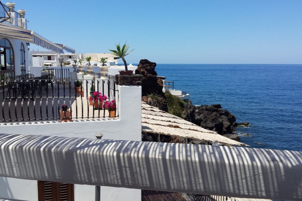 Prise de vue depuis un hôtel de la vue sur mer ainsi que des constructions appartenant à l'île
