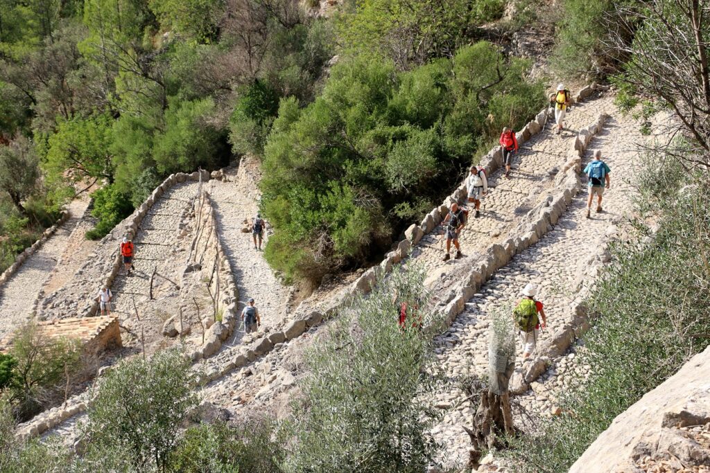 groupe de randonneurs sur un sentier de pierre dans les Baléares