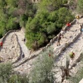 groupe de randonneurs sur un sentier de pierre dans les Baléares