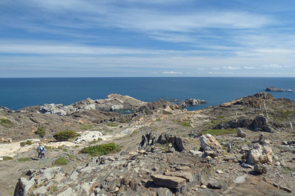 Côte avec vue sur la mer, paysage rocailleux