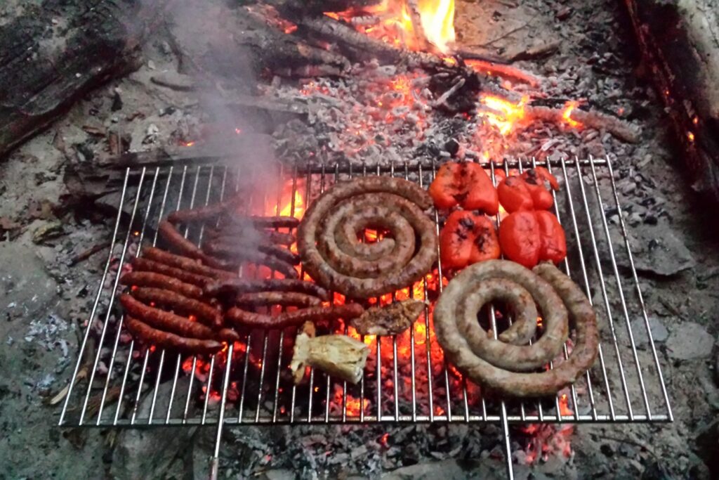 Photo de grillades réalisée sur le campement d'un séjour en famille avec un guide dans les Pyrénées