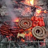 Photo de grillades réalisée sur le campement d'un séjour en famille avec un guide dans les Pyrénées