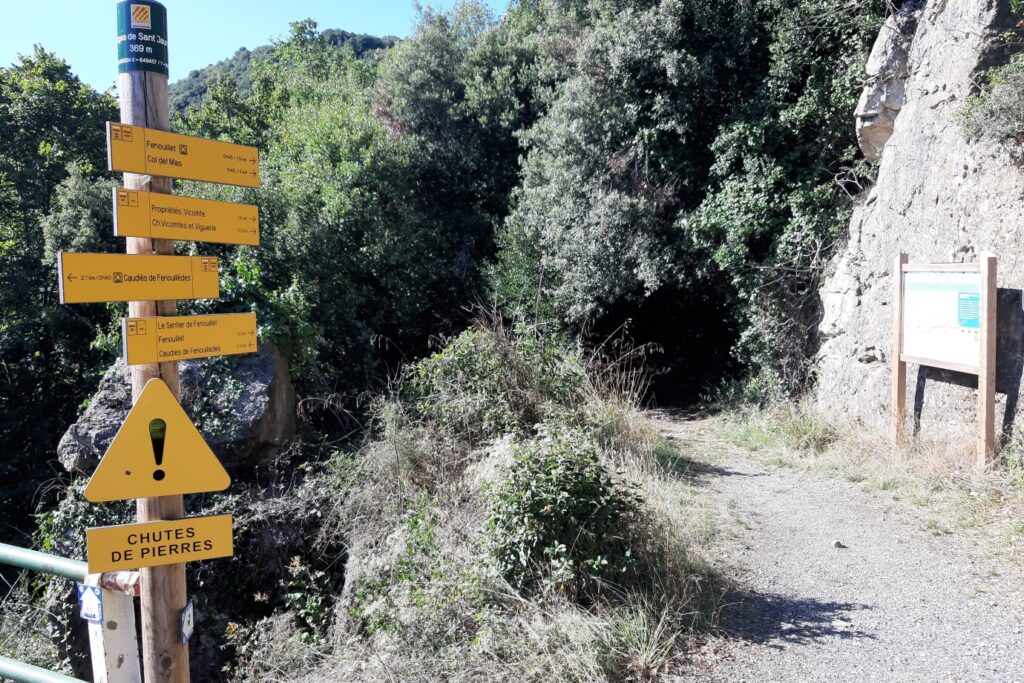 Paysage montagneux dans l'Aude entouré de végétation avec des panneaux de direction de randonnées rencontrés lors de séjour liberté sur le sentier cathare