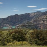 Paysage en sierra de guara avec un canyon en fond et une forêt au premier plan