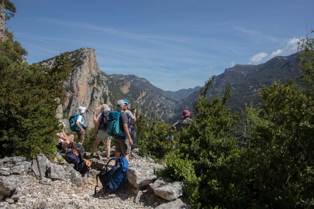 Groupe de randonneurs entrain d'observer la vue en Sierra de Guara.