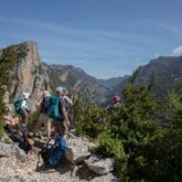 Groupe de randonneurs entrain d'observer la vue en Sierra de Guara.