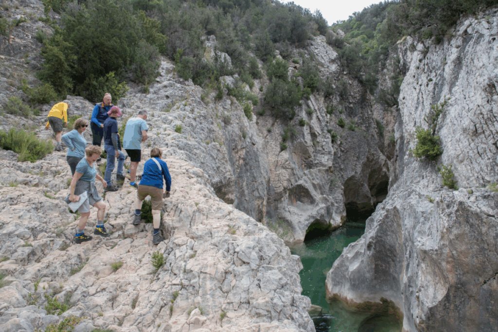 Groupe de marcheurs en train d'observer le cours d'eau au sein du canyon