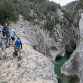 Groupe de marcheurs en train d'observer le cours d'eau au sein du canyon