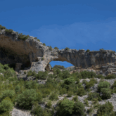 Paysage Sierra de Guara avec roche typique en contre-haut avec un trou au sein de la roche, et en contrebas de la verdure