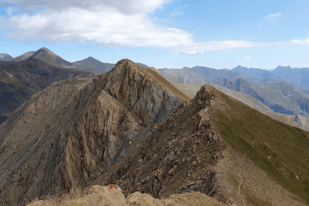 Paysage montrant les crêtes d'Andorre qui mènent à différents sommets.