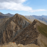 Paysage montrant les crêtes d'Andorre qui mènent à différents sommets.
