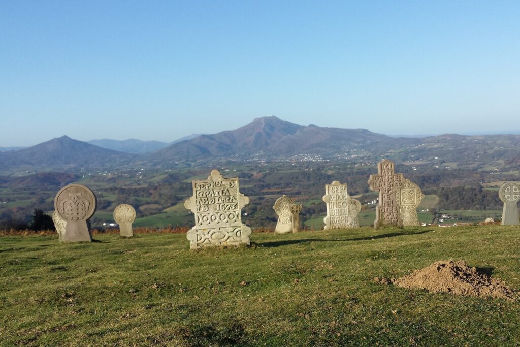 Paysage du Pays basque avec des stalles sur une grande étendue d'herbe