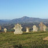 Paysage du Pays basque avec des stalles sur une grande étendue d'herbe